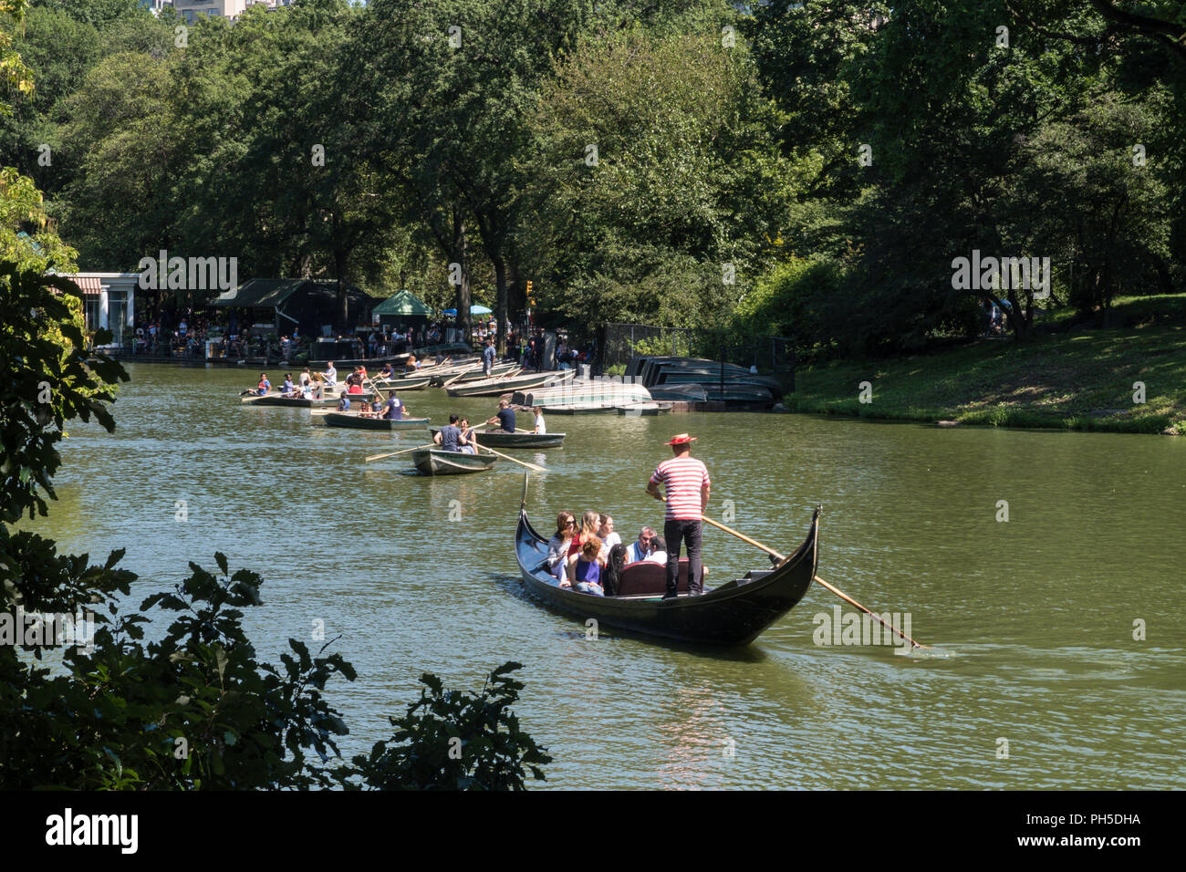 Gli ospiti godono di gite in barca sul lago del Parco Centrale, NYC, STATI UNITI D'AMERICA Foto Stock