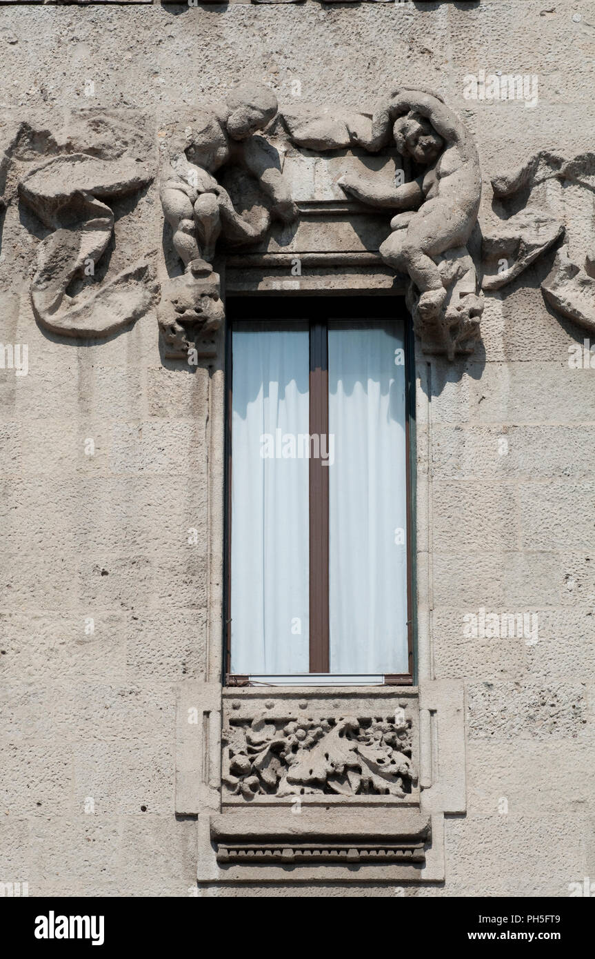 L'Italia, Lombardia, Milano, Corso Venezia, Palazzo Castiglioni palazzo da Giuseppe Sommaruga, facciata in dettaglio Foto Stock