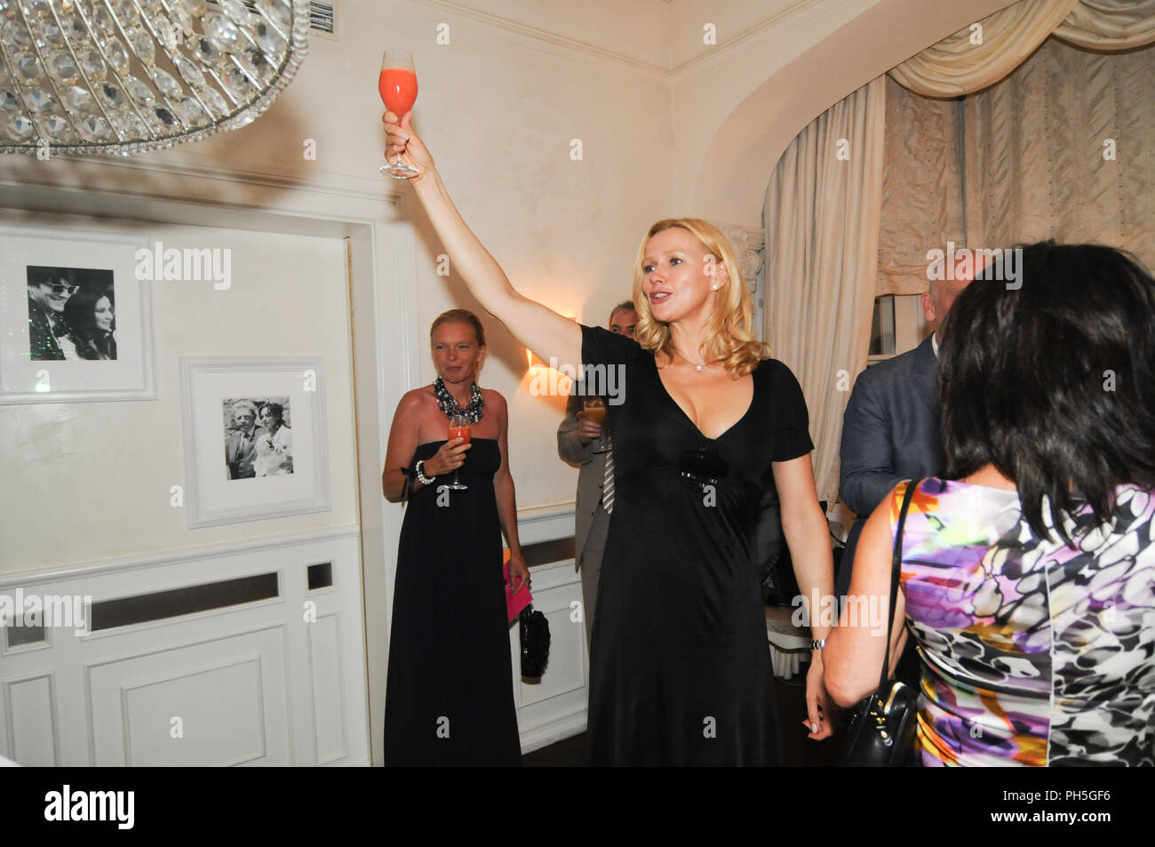 L'attrice Veronica Ferres mette in evidenza un brindisi a Filmfest München reception Foto Stock