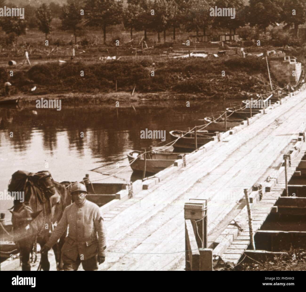 Pontoon ponte sopra il fiume Aisne a Venizel, Aisne, Francia, C1914-c1918. Artista: sconosciuto. Foto Stock