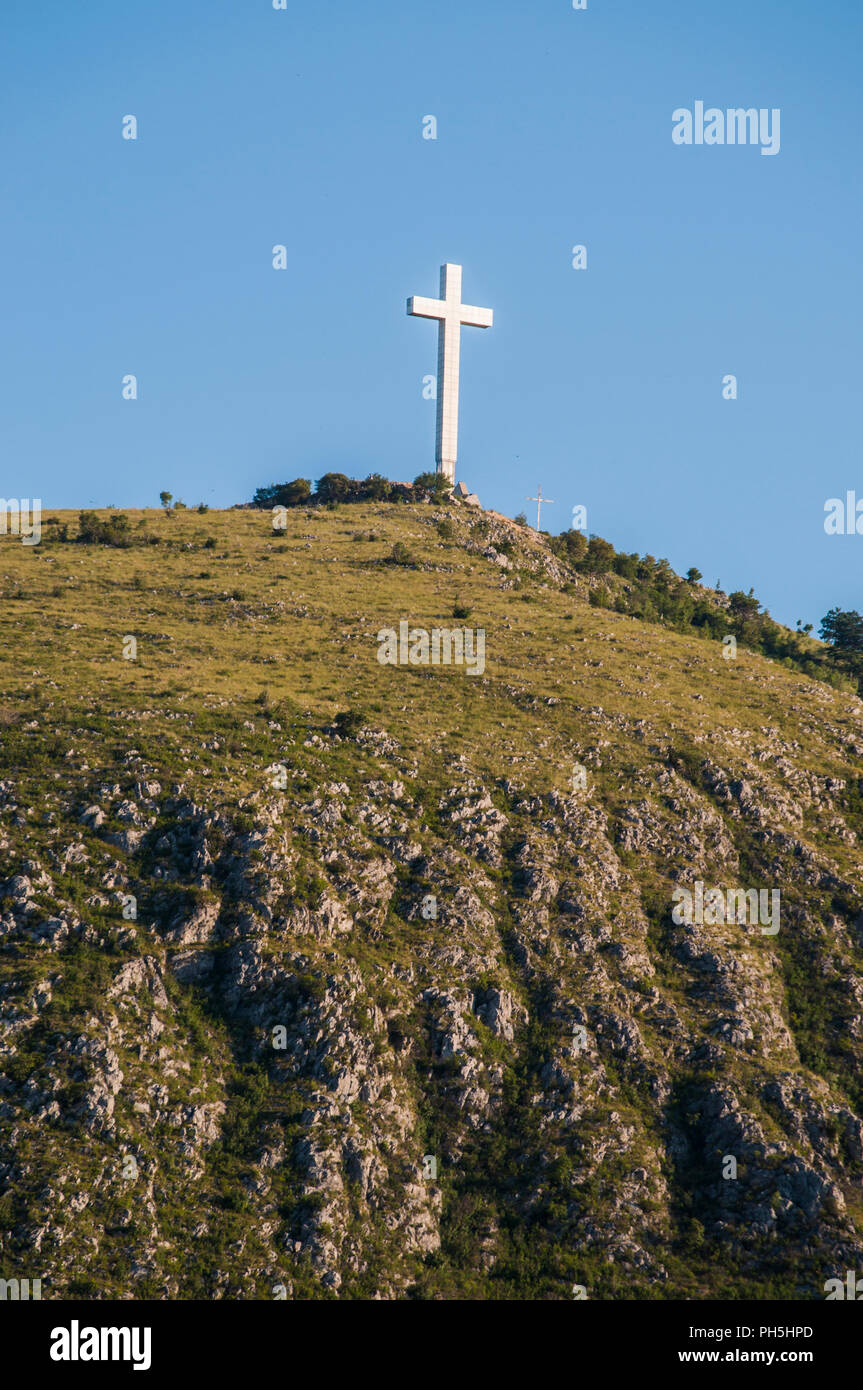 Mostar: la croce del Millennio, 33 metri, costruito nel 2002 per rappresentare duemila anni di cristianesimo sul punto più alto della collina di Hum Foto Stock
