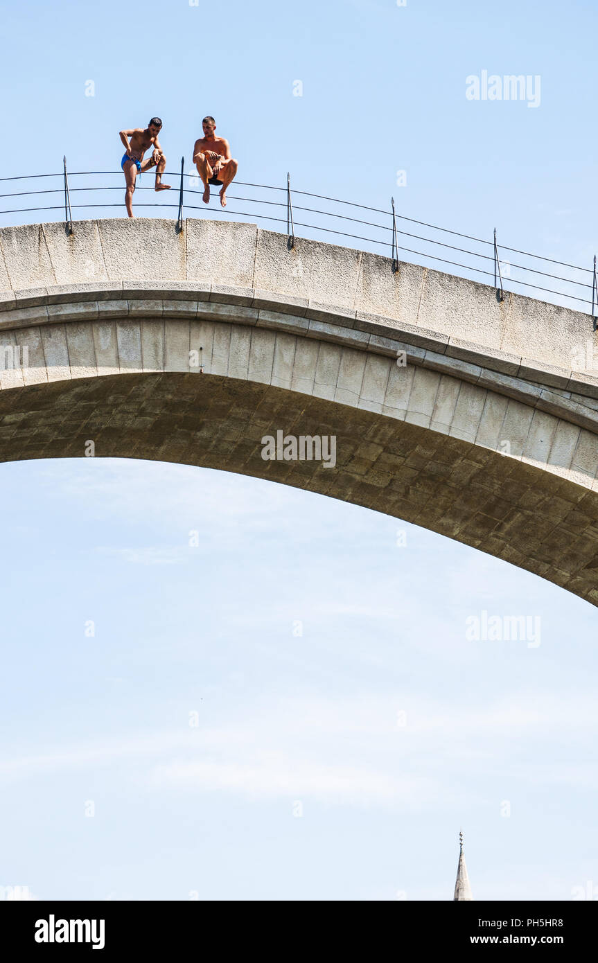 Mostar: divers prima di saltare dal Stari Most, il ponte da cui la gara di cali di fiume Neretva è stato tenuto per più di 450 anni Foto Stock