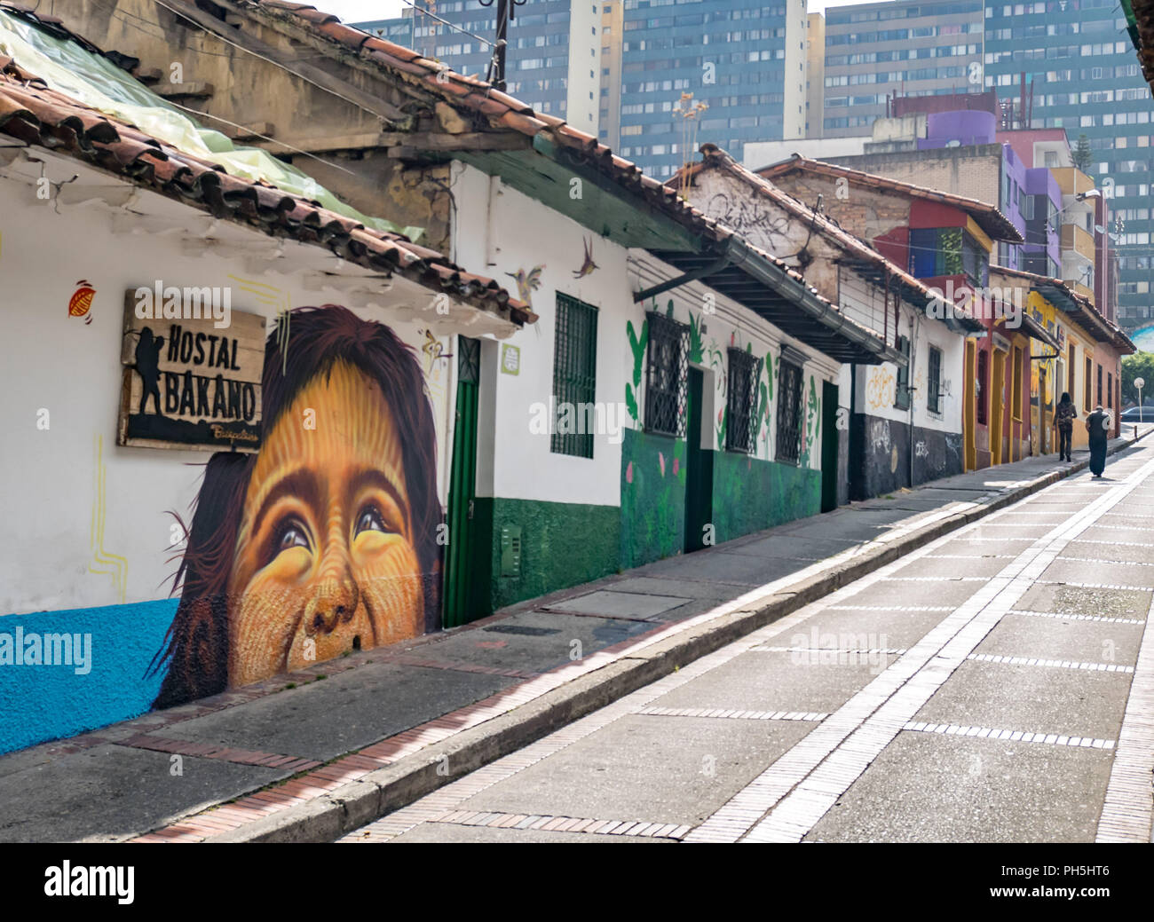 Coloratissimo graffito dipinta su un muro a Bogotà, Colombia Foto Stock