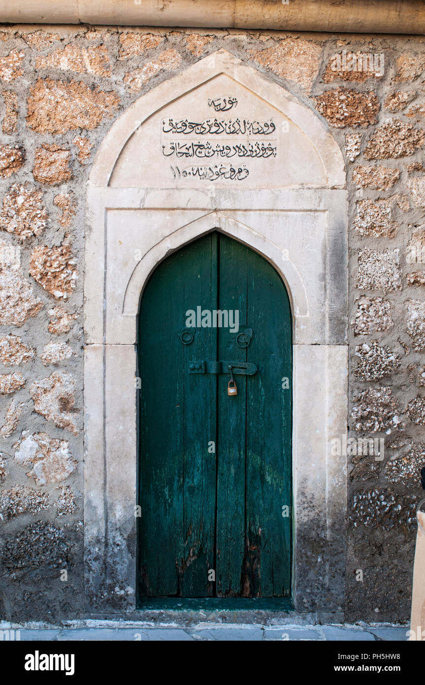 La Bosnia, Europa: egli porta del cimitero nel cortile del Koski Mehmed Pasha moschea, la seconda più grande moschea di Mostar Foto Stock