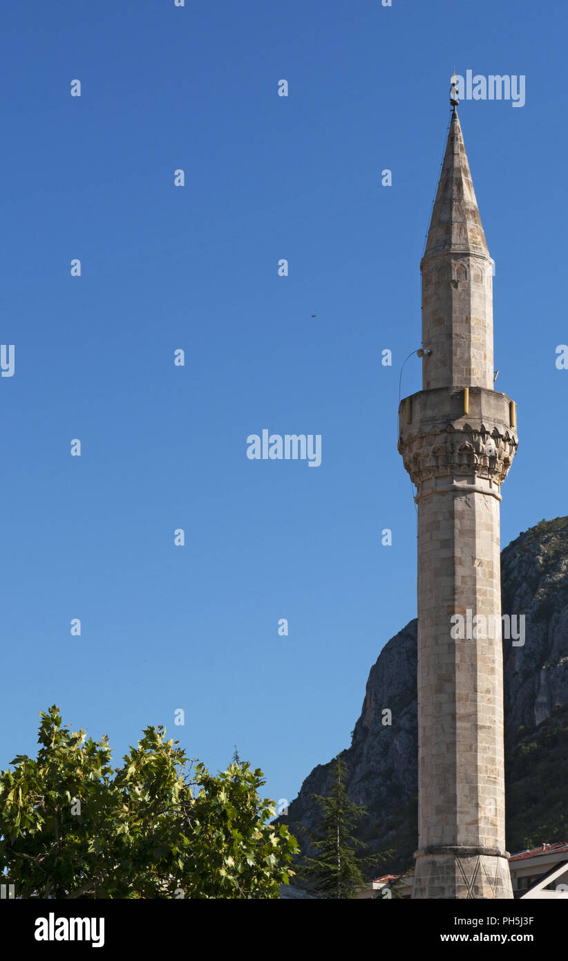 Bosnia: lo skyline della città di Mostar, la città di Stari Most (Ponte Vecchio), con vista del minareto della Nezir agina dzamija moschea (Nezir Aga Moschea) Foto Stock