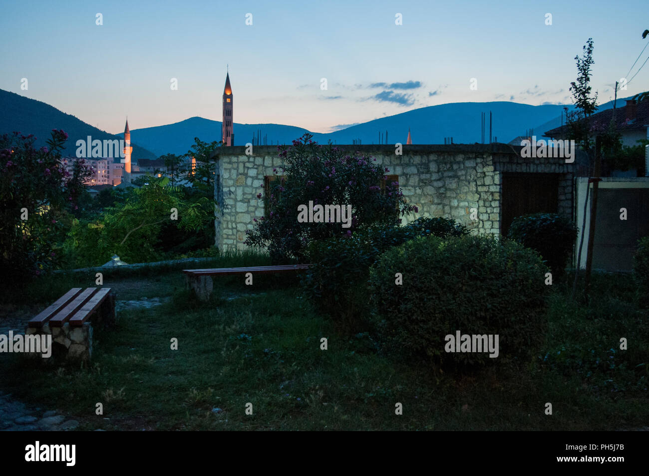 Bosnia: notte skyline di Mostar, la vecchia città denominata dopo il ponte i detentori (mostari) che in epoca medievale custodito il Stari Most (ponte vecchio) Foto Stock