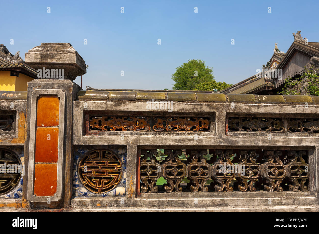 Parete decorativa, Truong Du Pavilion Dien Tho Palace, Città Imperiale, Tonalità Viet Nam Foto Stock