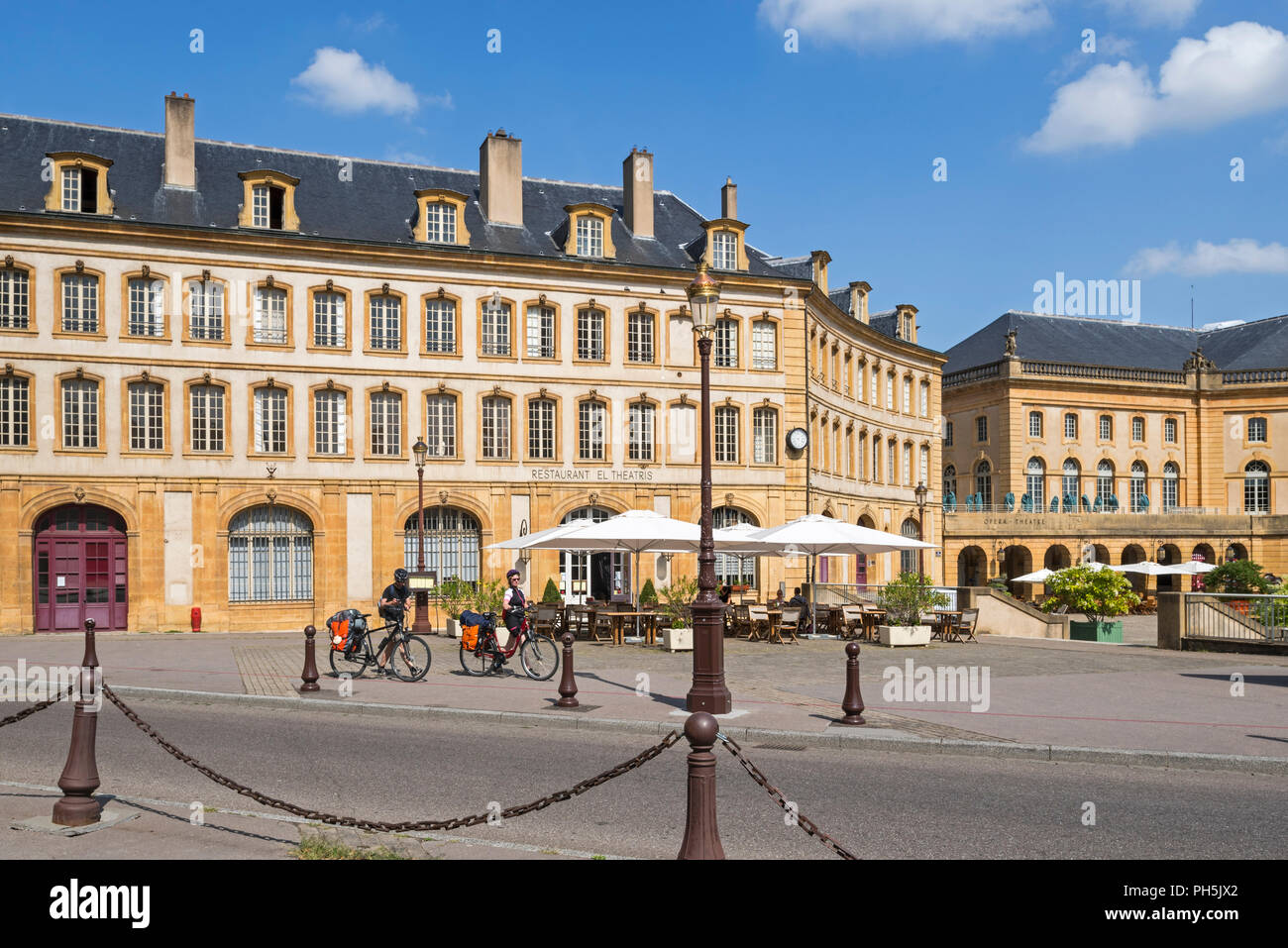 I ciclisti nella parte anteriore del ristorante El Theatris presso la Place de la Comédie / Commedia Square nella città di Metz, Moselle, Lorena, Francia Foto Stock