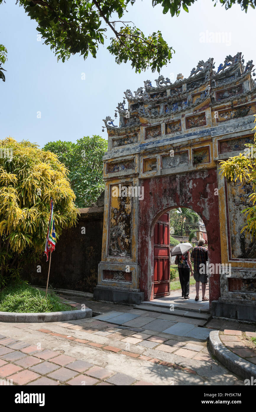 Ingresso di gate a Tien appeso Mieu Temple, Città Imperiale, Tonalità Viet Nam Foto Stock