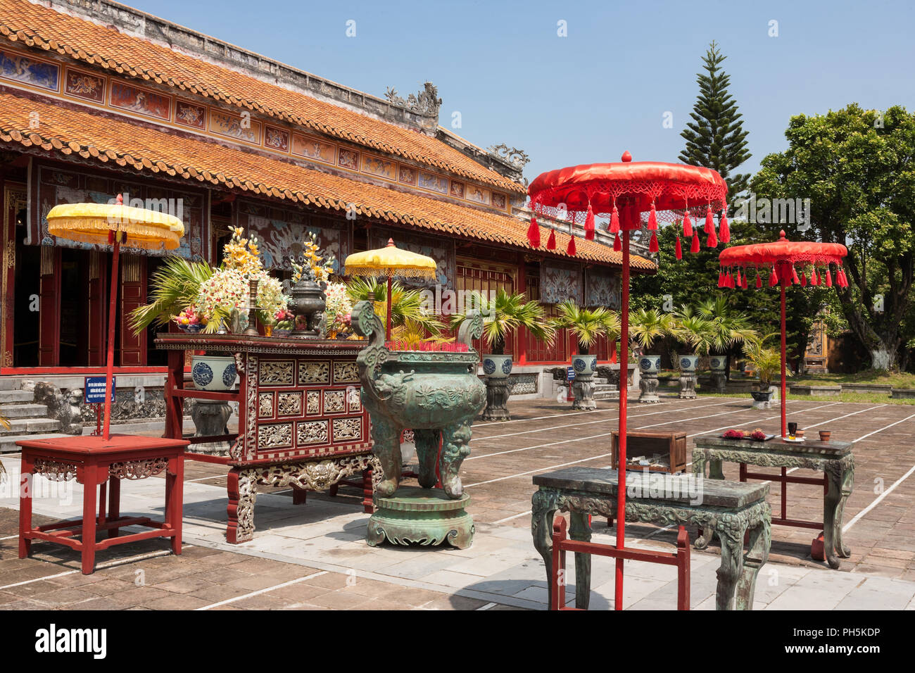Il cortile esterno Thế Miếu tempio, Città Imperiale, Tonalità Viet Nam Foto Stock