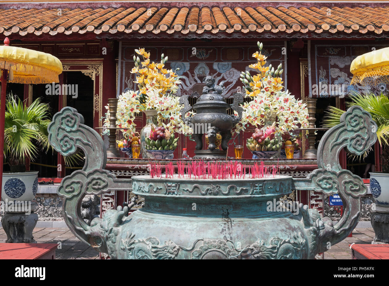 Il cortile esterno Thế Miếu tempio, Città Imperiale, Tonalità Viet Nam Foto Stock