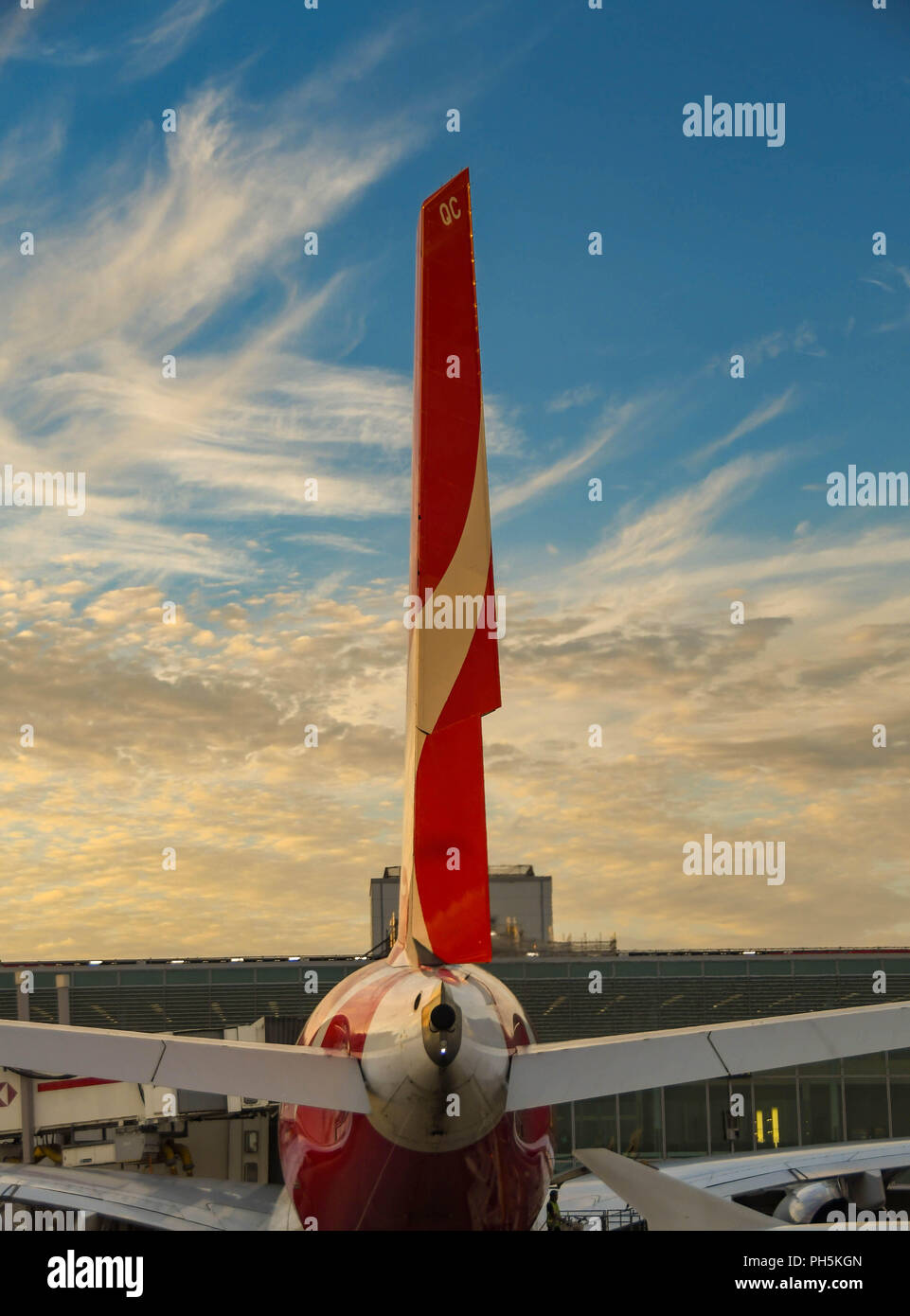 Pinna di coda di un Qantas Airbus A380 "super jumbo jet' all'aeroporto Heathrow di Londra. Foto Stock