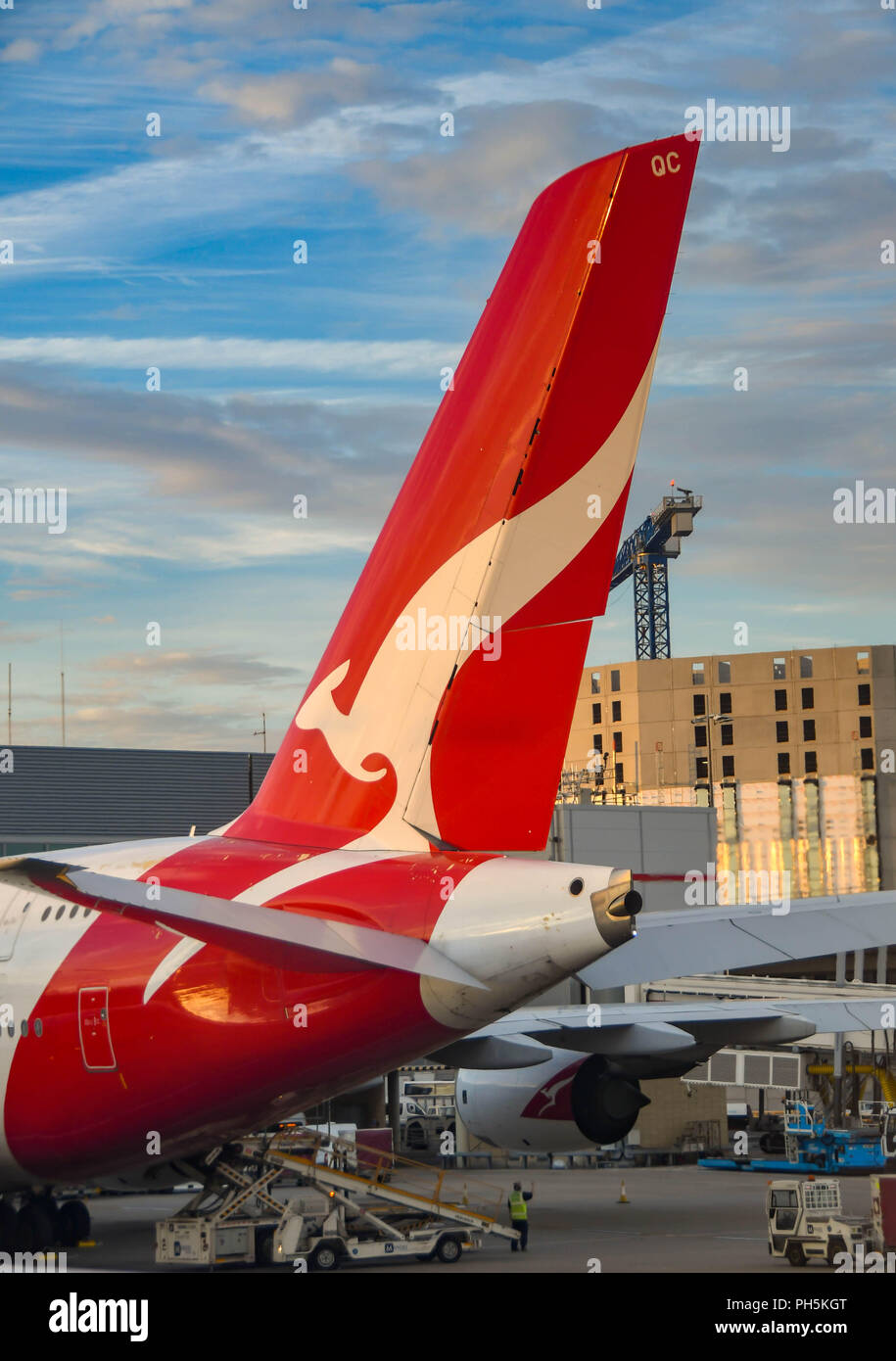 Pinna di coda di un Qantas Airbus A380 "super jumbo jet' all'aeroporto Heathrow di Londra. Foto Stock