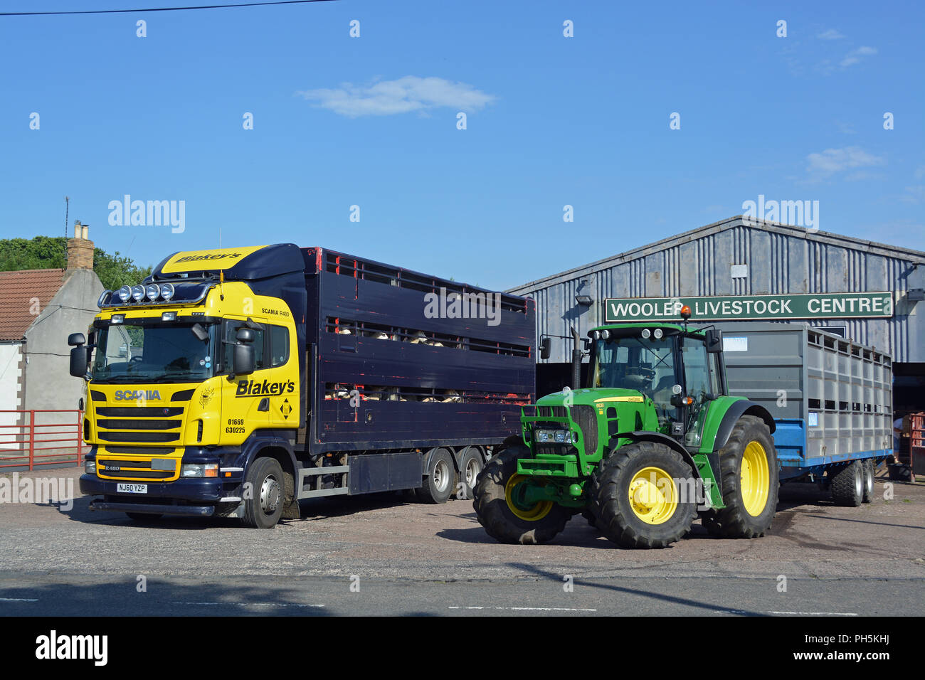 Scania R480 e John Deere 6630 Foto Stock