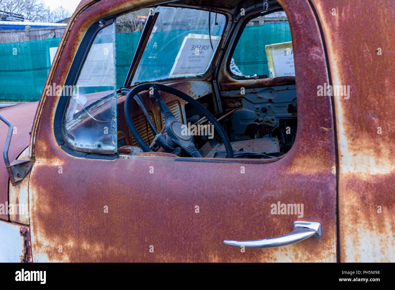 1948/9 Studebaker raccoglitore che necessita di ripristino ed è in un arrugginito, stato pietoso. Foto Stock