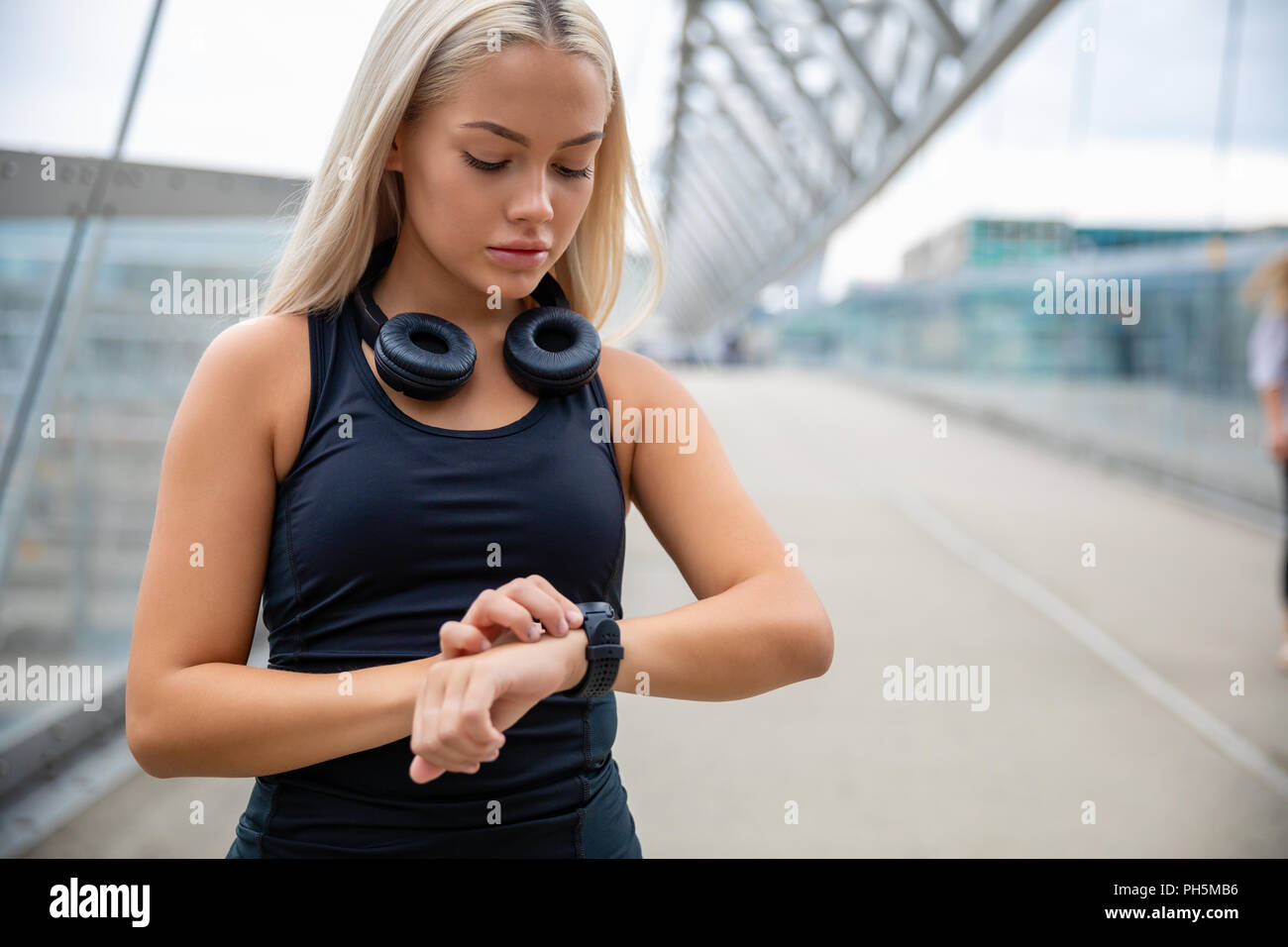 Donna controllando la frequenza cardiaca utilizzando Smartwatch dopo allenamento su Brid Foto Stock