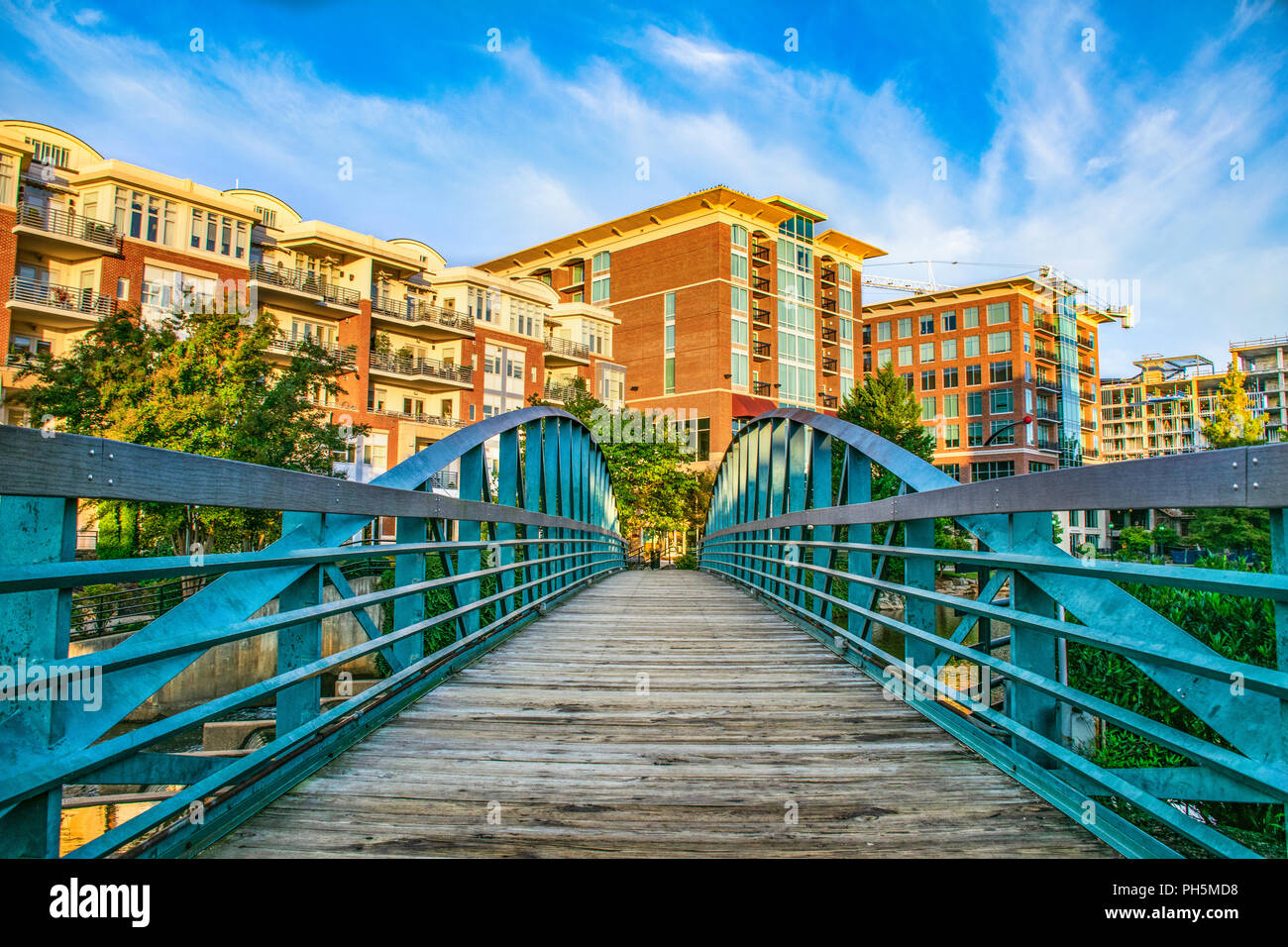 Luogo di fiume e il ponte sul fiume Reedy nel centro cittadino di Greenville nella Carolina del Sud SC. Foto Stock