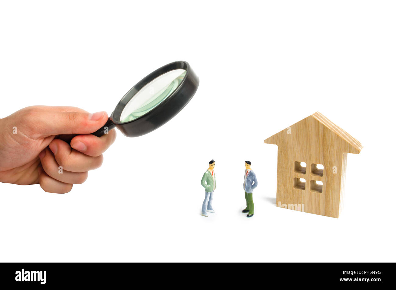 Due uomini sono in piedi accanto a una casa in legno su uno sfondo bianco. Il concetto di discutere i termini della transazione e i dettagli del contratto Foto Stock