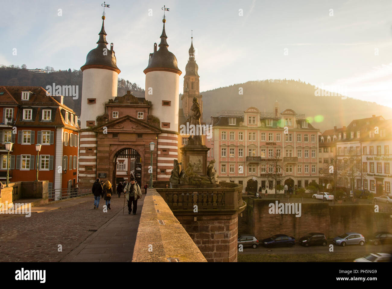 Porta del Ponte Vecchio con caschi barocchi a torre a Heidelberg, Germania. Foto Stock