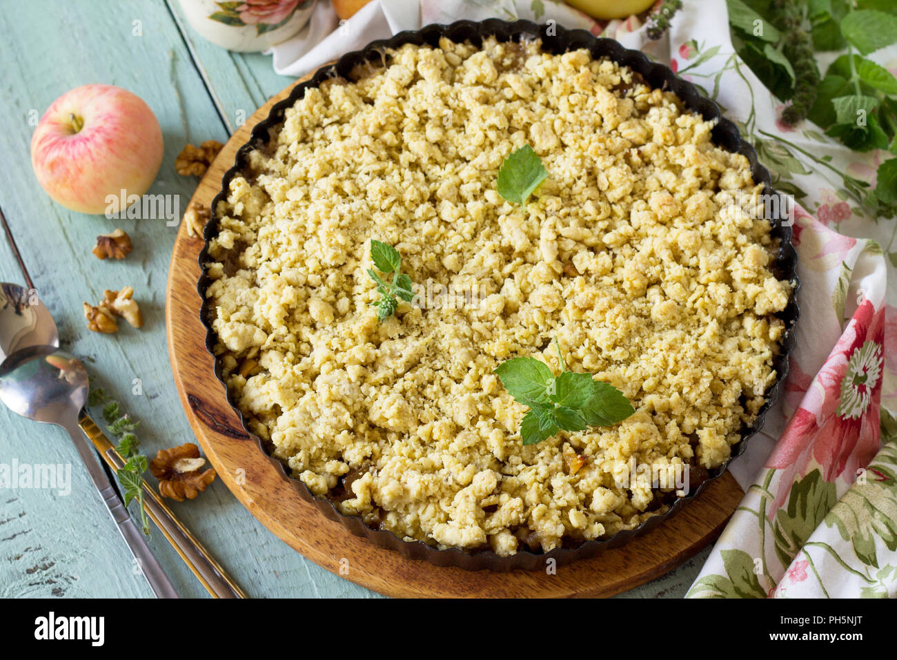 Mele crumble, croccante in una teglia sul tavolo di legno. Foto Stock