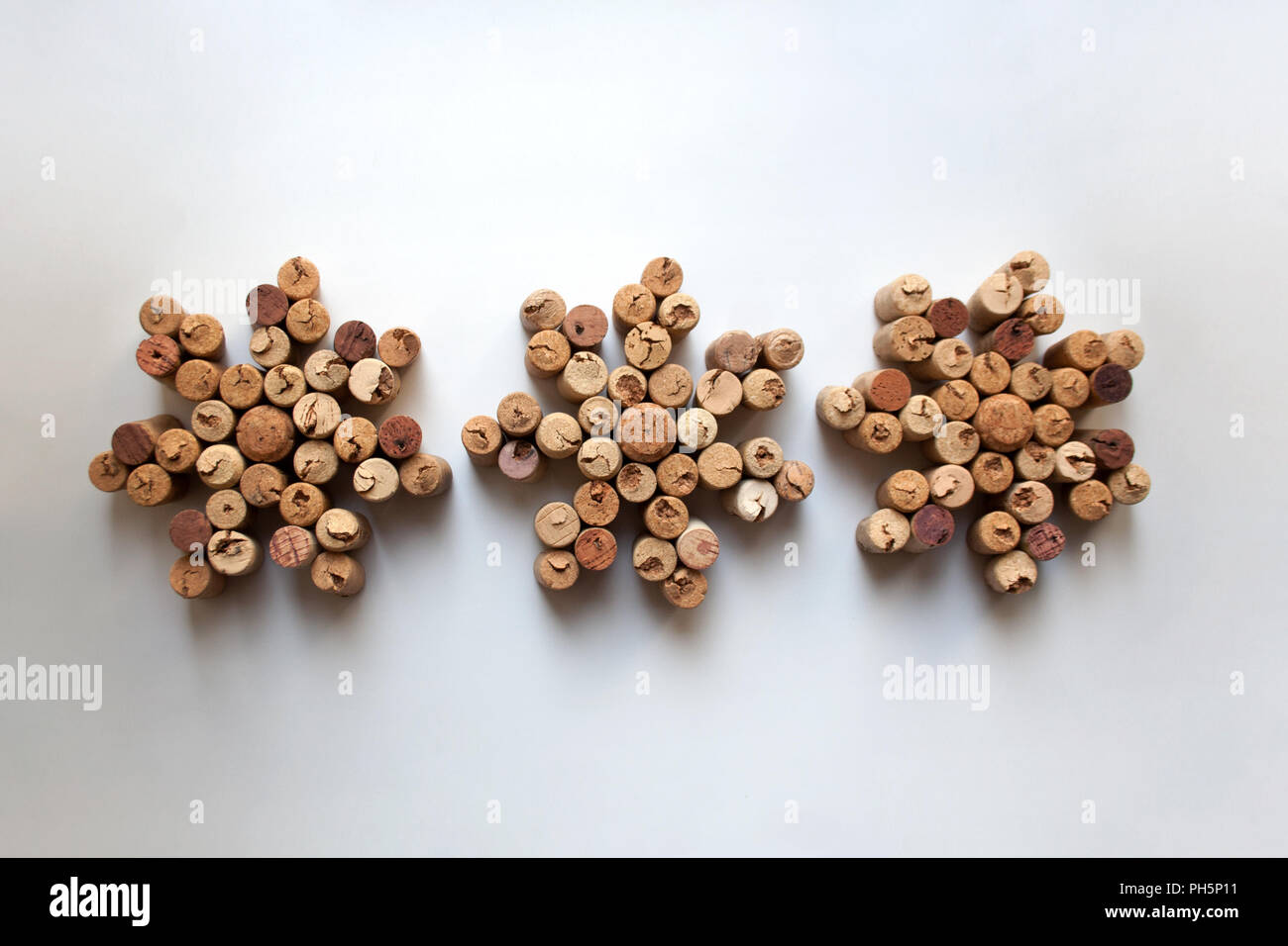 Tappi vino i fiocchi di neve su sfondo bianco da un elevato angolo di  visione Foto stock - Alamy