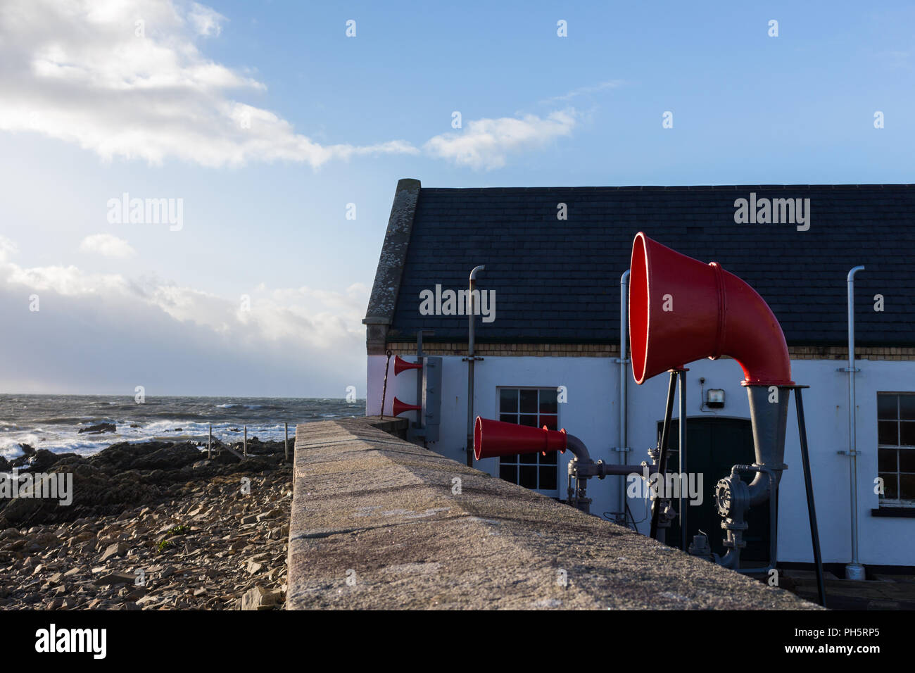 Nebbia rossa corna sopra la parete in corrispondenza di St Johns Point lighthouse, County Down, N.Irlanda. Foto Stock