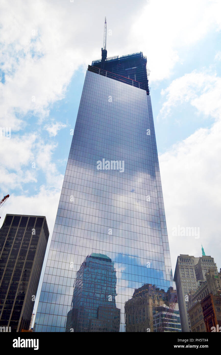 NEW YORK CITY - 17 giugno: One World Trade Center (precedentemente chiamato libertà Torre) in fase di costruzione il 17 giugno 2012 a New York, New York. Foto Stock