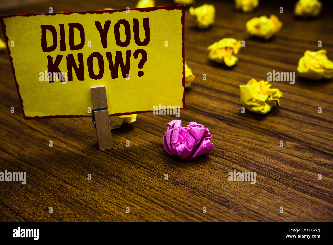 La scrittura della nota mostra Sapevate questione. Business photo presentazione di fatti e cifre informazioni conoscenza generale Clothespin holding giallo pa Foto Stock