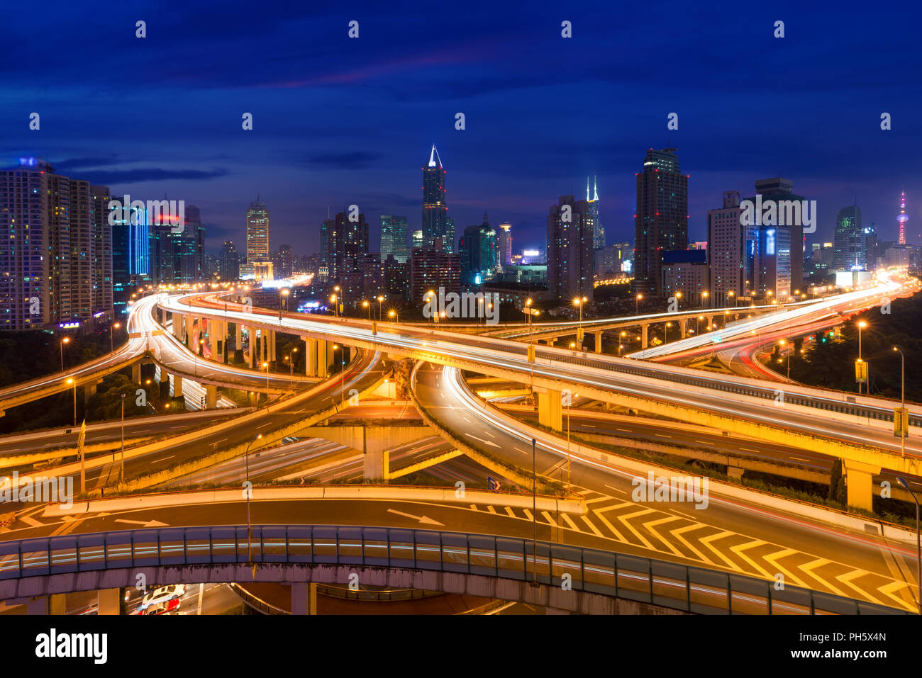 Shanghai strada sopraelevata di giunzione e cavalcavia di interscambio di notte a Shanghai in Cina Foto Stock