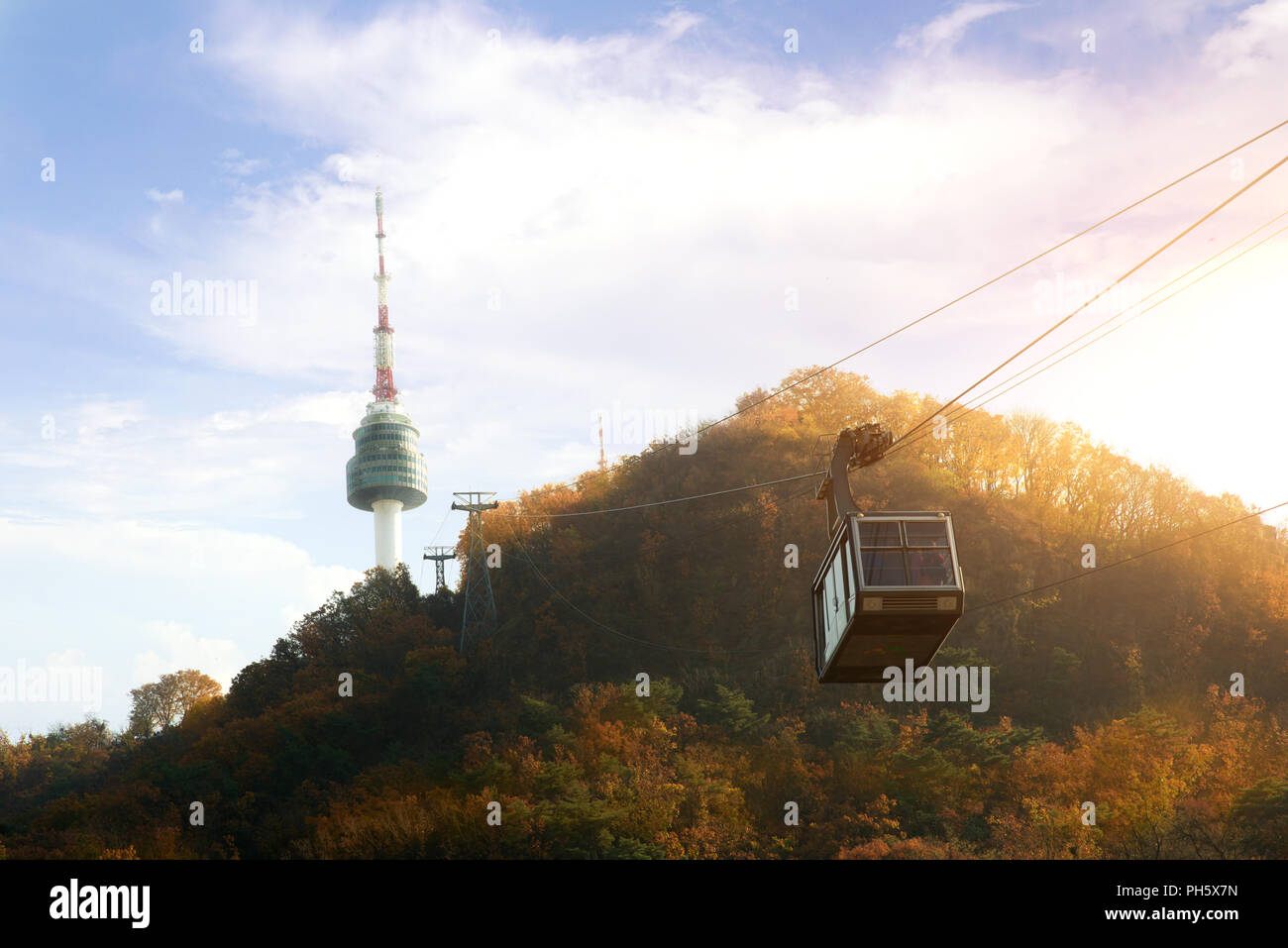 Namsan Torre N Seoul con la linea della funivia al tramonto in autunno a Seul, in Corea del Sud. Foto Stock