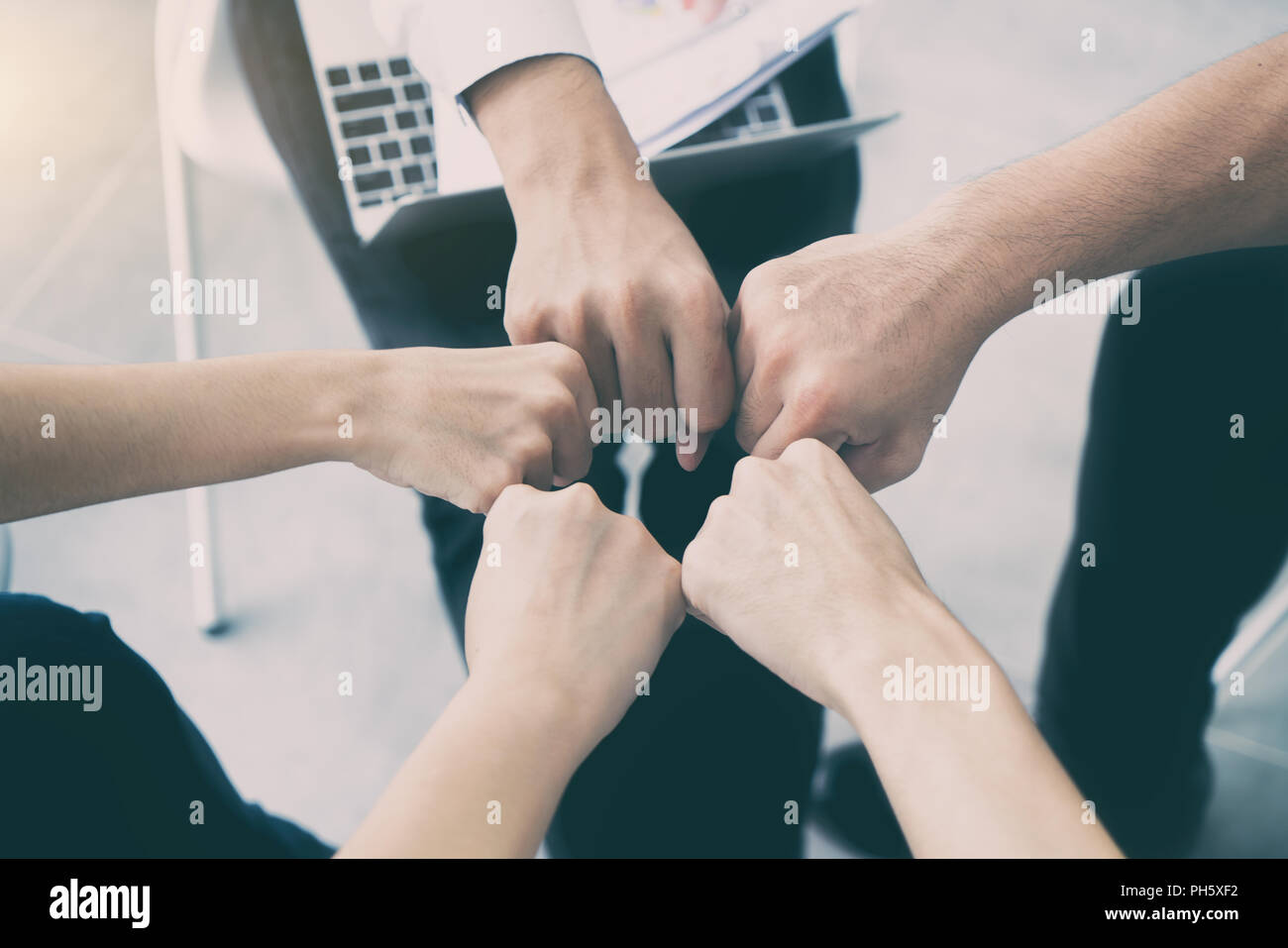 Partenariato per mano del team di business dando Fist Bump dopo completa trattativa progetto aziendale Foto Stock