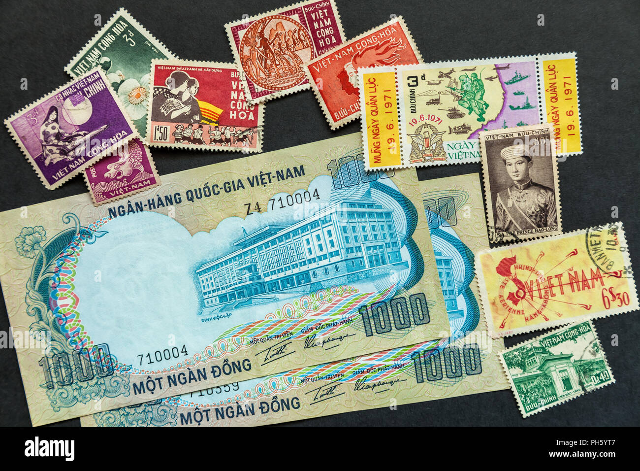 Il sud del Vietnam Repubblica obsoleta di banconote e francobolli prima della caduta di Saigon nel 1975 Foto Stock