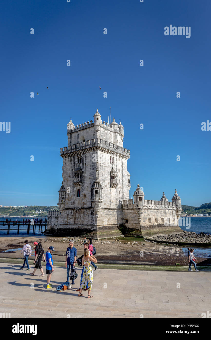 Lisbona, Portogallo - 8 Maggio 2018 - i turisti e i locali godendo di un cielo blu nel pomeriggio la Torre di Belem, sito del patrimonio mondiale dell'Unesco a Lisbona, Portogallo Foto Stock