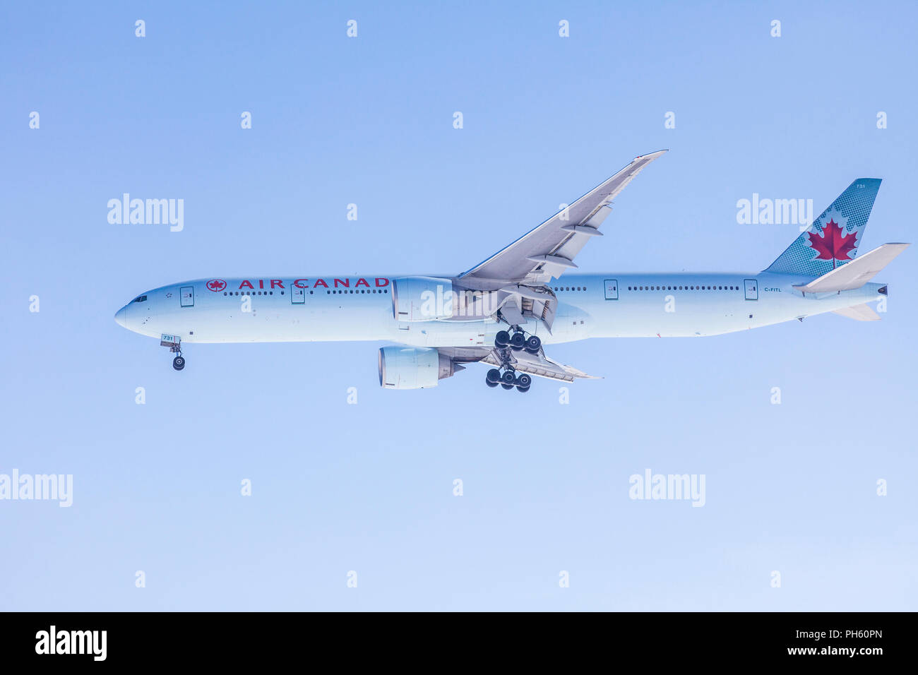 Air Canada Boeing 777-333(ER), in 2005-2017 colori, sull approccio al Pierre Elliott Trudeau Aeroporto Internazionale Dorval, QC Foto Stock