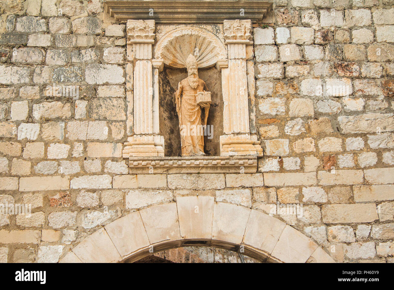 Statua di San Biagio sopra la porta alla città vecchia di Dubrovnik, Croazia Foto Stock