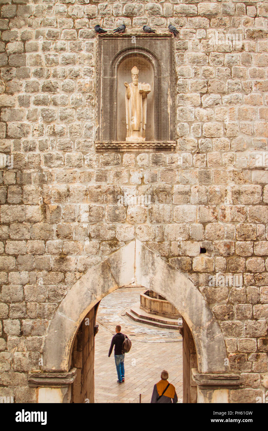 Statua di San Biagio sopra la porta alla città vecchia di Dubrovnik, Croazia Foto Stock