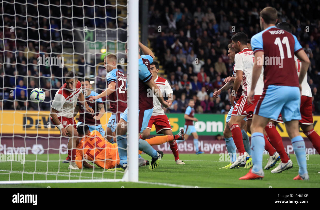 Burnley's Matej Vydra (n. 27) punteggi il suo lato del primo obiettivo del gioco durante la UEFA Europa League Play-Off, seconda gamba corrispondono a Turf Moor, Burnley. Foto Stock