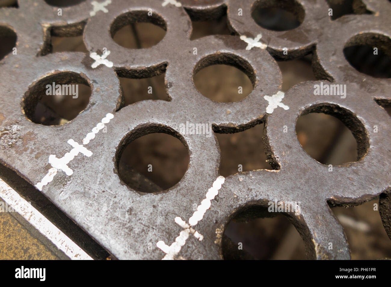 Un ferro da stiro era vittoriana griglia di scarico che ha si incrina / si è incrinato e stato riparato con una saldatura / stati saldati. Regno Unito. (101) Foto Stock