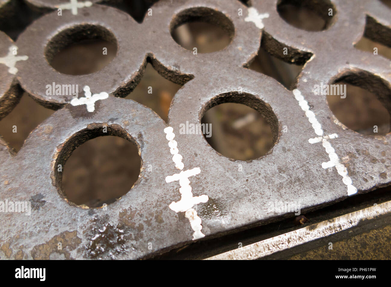 Un ferro da stiro era vittoriana griglia di scarico che ha si incrina / si è incrinato e stato riparato con una saldatura / stati saldati. Regno Unito. (101) Foto Stock