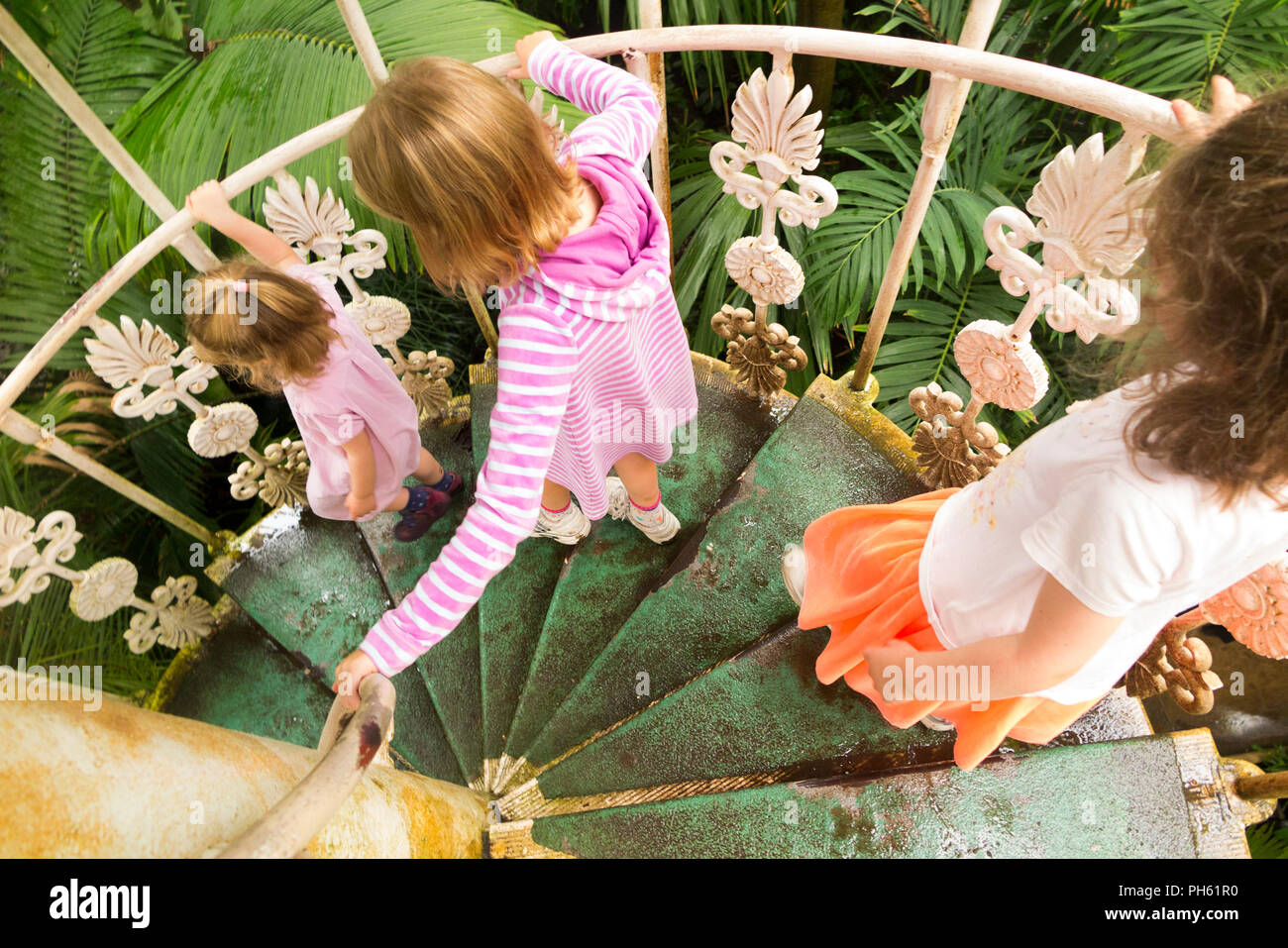 Kids / bambini scendono scala a chiocciola in ferro nella restaurata / dopo il 2018 Restauro / temperato Victorian House presso il giardino botanico reale di Kew. London REGNO UNITO Foto Stock