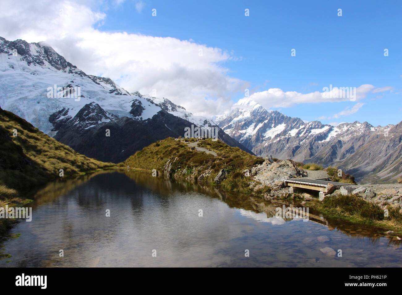 Bellissimo paesaggio con tarn e montagna in Nuova Zelanda Foto Stock