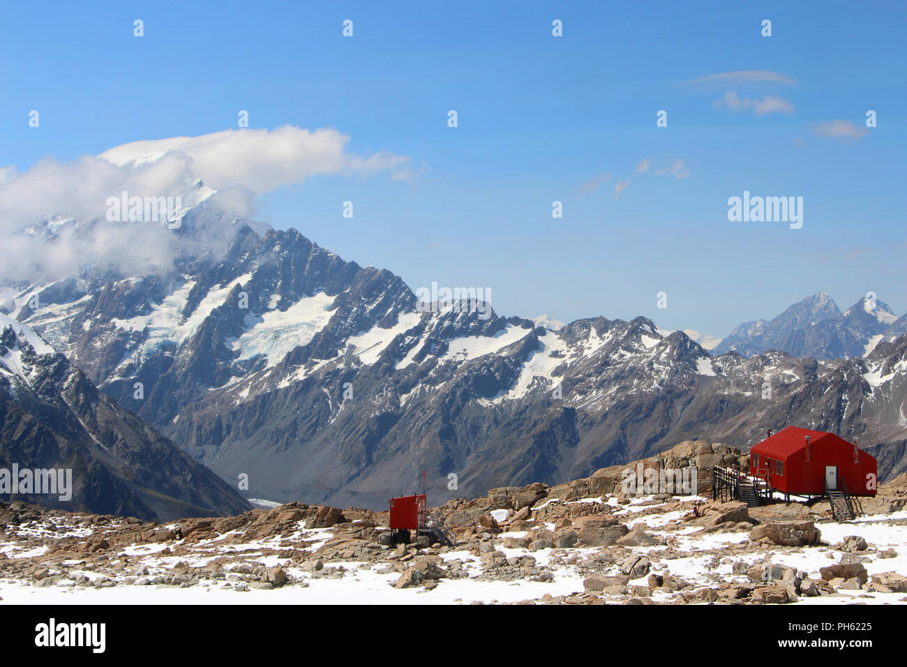 Capanna rosso in alta montagna con la neve in Nuova Zelanda Foto Stock