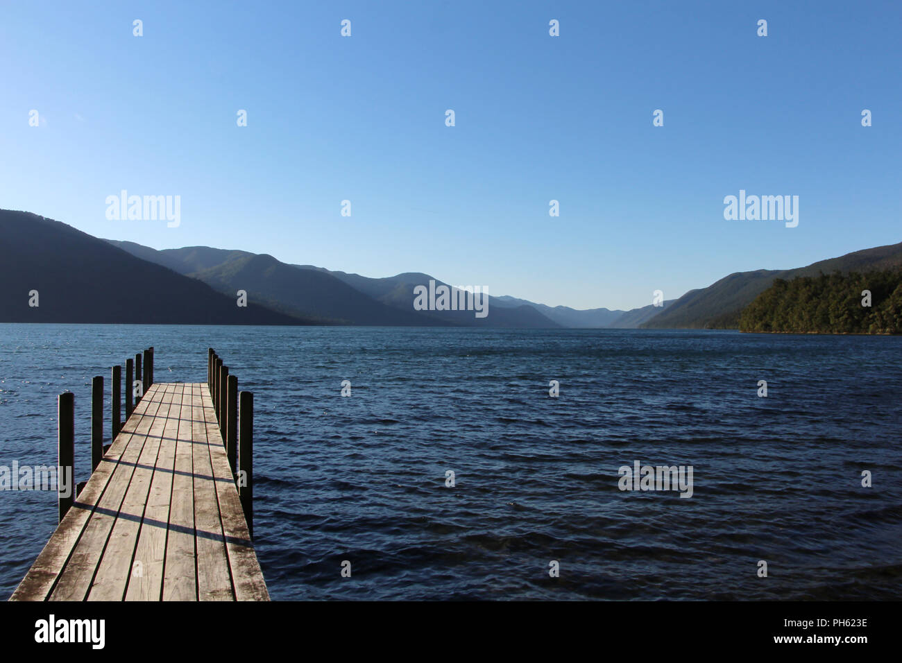 Terrazza in legno sopra il mare di Akaroa, Nuova Zelanda Foto Stock