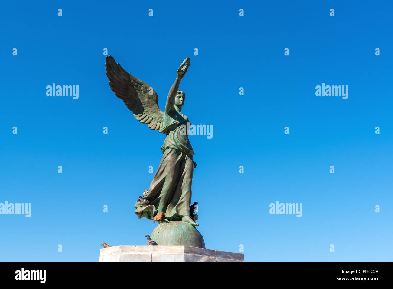 Angelo statua della vittoria di Mandrachi Harbour, l' isola di Rodi, Grecia. Foto Stock