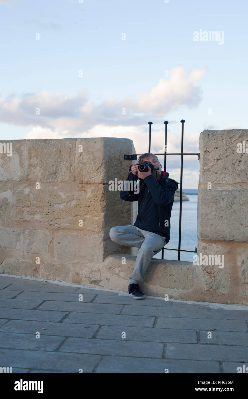 Ragazzo di scattare le foto Foto Stock