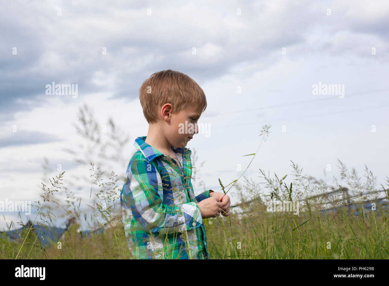 Un ragazzo avendo divertimento su un medow Foto Stock