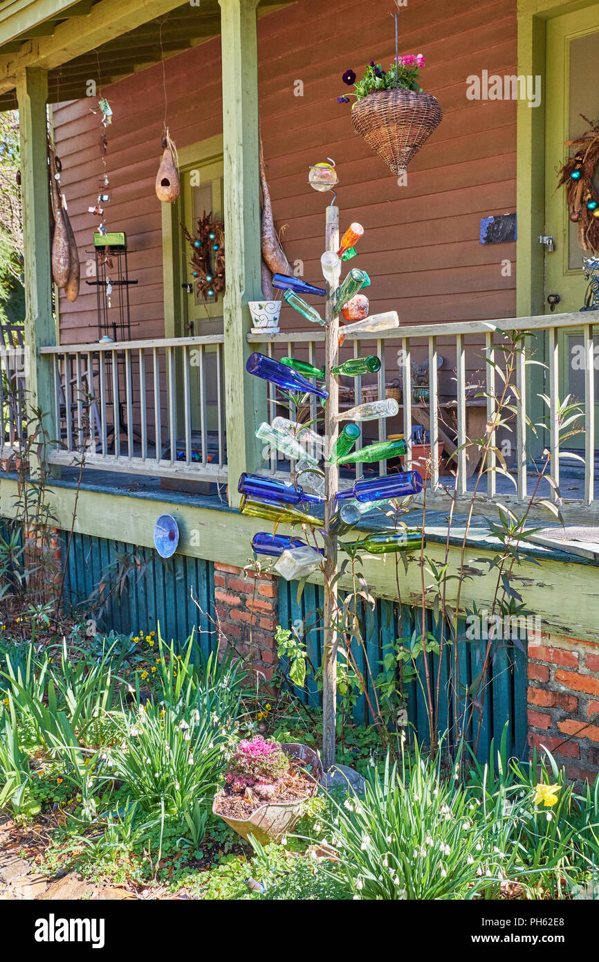 Arte popolare struttura di bottiglia con bottiglie colorate come arte dei giardini nella vecchia città di Alabama, Montgomery in Alabama USA. Foto Stock