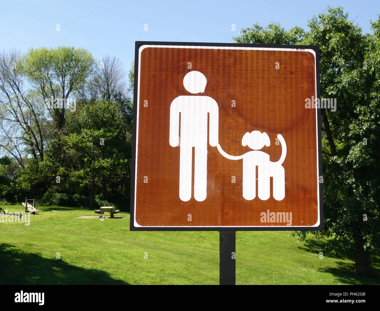 Un avviso in un parco di consigliare le persone devono avere i cani al guinzaglio Foto Stock