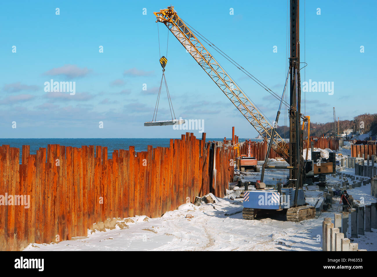 Costruzione di una passeggiata sul mare, costruzione di fortificazioni costiere Foto Stock