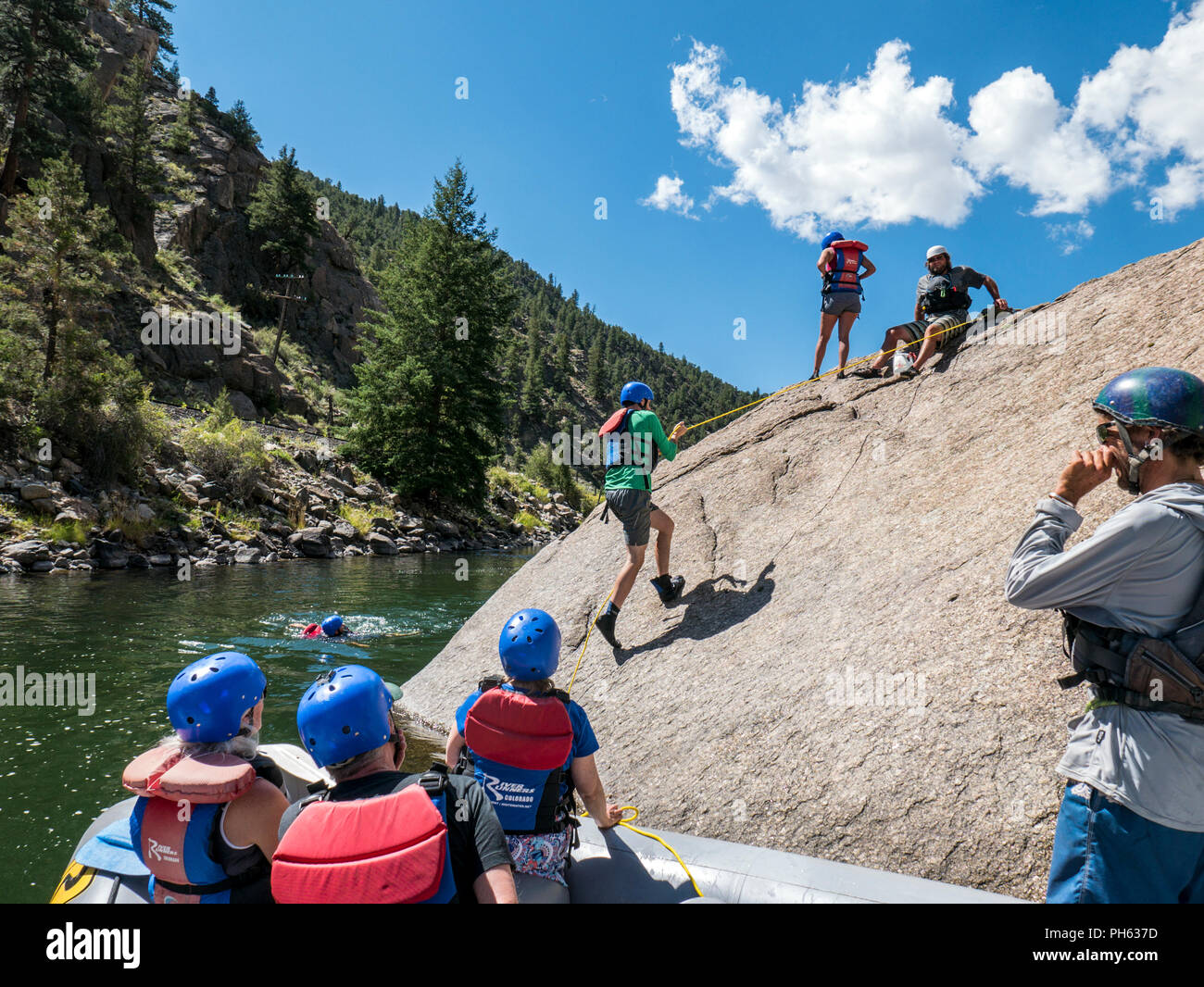 Rafters arrampicata a saltare da una roccia in Arkansas River; Browns canyon Monumento nazionale; Colorado; USA Foto Stock